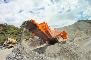  1	Als Backenbrecher R800 erzeugte die Maschine rund 300 t vorgebrochenes Material (0-250 mm)As the R800 jaw crusher, the machine produced around 300 t precrushed material (0–250 mm) 