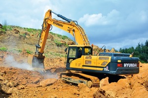  2 The excavator breaks the hard and bladed material with a special 1.5 m³ backhoe. Hard work for the equipment, the superstructure and the boom 