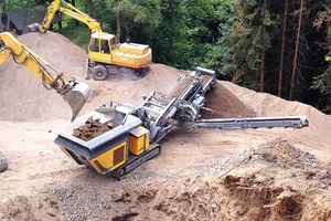  RM 90GO! mit hydraulisch schwenkbarem Rückführband beim Brechen von Naturstein  