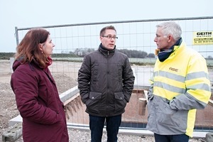  6 Markus Oberholz und Michel Kleisli mit Petra Strunk den alten Standort … • Markus Oberholz and Michel Kleisli with Petra Strunk at the old site … 