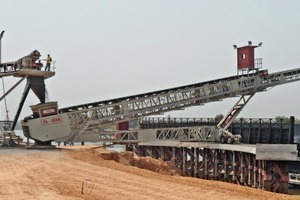  8 Radialer teleskopischer Schiffsbelader TS&nbsp;1550 mit einer Leistung von 1500&nbsp;t/h zur Beladung von Lastkähnen mit 8000&nbsp;dwt • TS&nbsp;1550 Radial Telescopic shiploader loading the 8000&nbsp;dwt barges at 1500&nbsp;t/h 