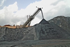  5 Radial-Teleskop-Absetzer TS&nbsp;850 bei der Einspeicherung über dem Sockel mit 1000&nbsp;t/h • TS&nbsp;850 Radial Telescopic stacker stockpiling over plinth at 1000&nbsp;t/h 