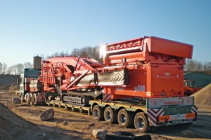  1	Sandvik QA 340 auf dem Tieflader • Sandvik QA 340 on the low loader 