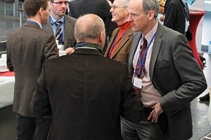  Teilnehmer im Gespräch während einer Pause zwischen den Vorträgen • Participants in discussion during a break between the lectures 