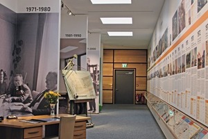  4	Blick in die Ausstellung mit Originaldokumenten • View into the exhibition with original documents 