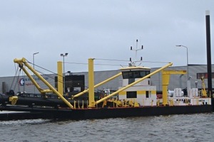  1 Schneidkopfsaugbagger am Kai während der Erprobung # Cutter suction dredger alongside quay during trials 