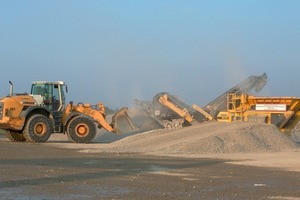  	Wheeled loading shovel transports the feed material to the crusher 