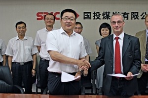  Liu Yi (SDIC Coal) und Dr. Martin Junker (RAG Mining ­Solutions) bei der Vertragsunterzeichnung • Liu Yi (SDIC Coal) and Dr. Martin Junker (RAG Mining Solutions) after signing the frame contract<br /> 