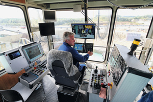  4 Steuerung des Perforation Cutters von der Schwimmbagger-Kabine aus über eine verschiebbare Bedien- und Anzeigeneinheit  Operation of the Perforation Cutter from the floating dredger cab from a sliding operating and display unit 