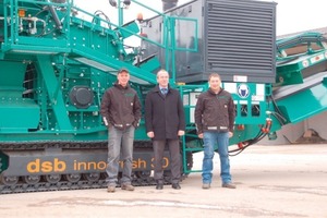  Thomas (l.) und Harald (r.) Schweinberger mit dem Geschäftsführer der dsb Maschinenbau GmbH, Dieter Durstmüller, vor der Innocrush 30  