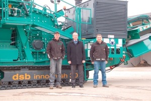  Thomas (l.) and Harald (r.) Schweinberger with Dieter Durstmüller, Managing Director of dsb Maschinenbau GmbH, in front of the Innocrush 30  