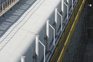  Außenansicht auf die Anlage mit 64&nbsp;Elektrolyezellen, die mit dem Fördersystem DURODENSE® zur automatischen Beschickung von Elektrolysezellen aufgerüstet wurden • Exterior view of the plant with 64&nbsp;electrolysis cells, upgraded with the fully automatic pot feeding system DURODENSE® for alumina 