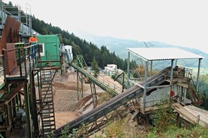  5 Überblick über einen Teil der Produktionslinie der Wasserbausteine mit der überdachten Metso Siebanlage (Kreisschwinger-Doppeldecker) bei VSG • Overview of part of the production line for hydraulic engineering blocks with the covered Metso screen (double-deck circular-motion vibrating screen) at VSG 