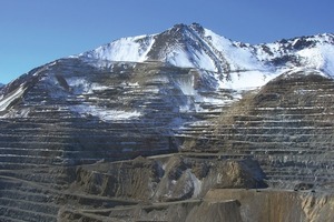  Tagebau der Kupfer-Porphyr-Lagerstätte von Los Pelambres, Chile • Open pit of the Los Pelambres porphyry copper deposits, Chile 