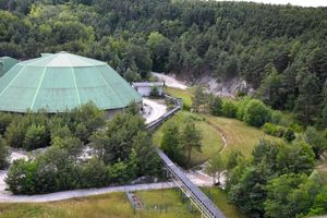  3 In der Rundlagerhalle wird der abgebaute Klebsand gelagert • The quarried luting sand is stored in the round storage shed 