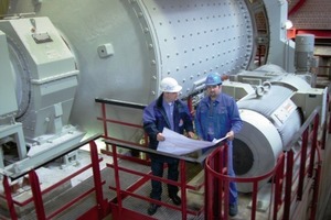  	Project Manager W. Vogt, K+S GmbH, and Supervisor M. Micheler, Hosokawa Alpine, in front of the Super Orion ball mill 