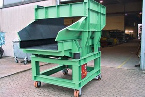  Beschickereinheit mit Unwuchtantrieb für Achslager-Rohlinge • Unbalance feeder unit for axle bearing blanks  