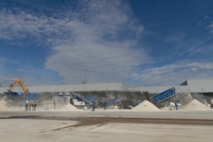  3	Live-Demonstration einer verketteten Anlagenkombination aus zwei Kleemann-Brechern und einer verketteten Siebanlage, die aus grobem Kalkstein hochwertige Gesteinskörnungen produziert 