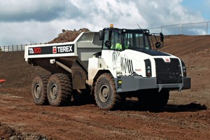  Der knickgelenkte Muldenkipper TA300 der neunten Generation erreicht durch eine Reihe von technischen Neuheiten eine noch höhere ­Produktivität • A range of innovations allow the TA300 generation 9 articulated dump truck to achieve a still higher productivity  