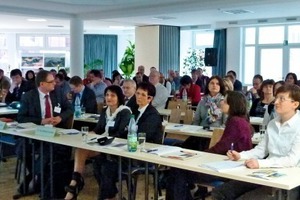  1 Rund 70 Teilnehmer diskutierten zum Thema „Recycling“ • About 70 participants discussed the topic “Recycling” 