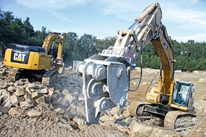  Der CAT 330DL erhielt einen Ripper, um besser in das Material eindringen und das mit Tonschichten durchzogene Gestein reißen zu könnnenThe CAT 330DL is quipped with a ripper to penetrate better into the material and rip through the rock interspersed with layers of clay 