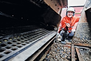  1	Timo Råstrander von Sandvik Construction inspiziert das modulare WR-Siebsystem nach über einem Jahr Einsatz. Nach dem schnel­len Wechsel einiger abgenutzter Teile ist es für den weiteren Betrieb bereit • Timo Råstrander from Sandvik Construction inspec­ting the WR Modular Screening Media system after over one year in use. After quickly replacing some worn parts it is ready to be used again 