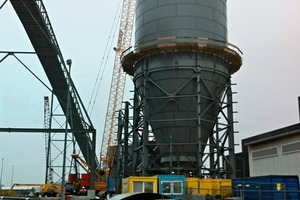  2 Dank ihrer konischen Bauweise, bieten die Stahlsilos von Silobau Thorwesten große Vorteile beim Materialfluss # With a diameter of 15&nbsp;m and a total height of 36&nbsp;m, the Wilhelmshaven project sets new standards in large-volume silos 