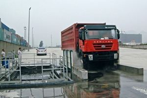  1	In Häfen verhindern MobyDick Reifenwaschanlagen, dass gefährliche Verunreinigungen auf Straßen gelangenIn harbours MobyDick Wheel Washing Systems can prevent dangerous contamination from getting onto roads 