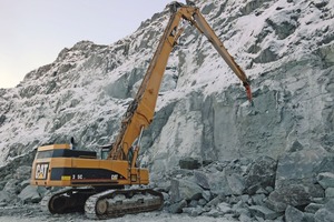  In der Siilinjärvi Phosphatmine ist ein Rammer Hydraulikhammer 2155 montiert auf einem Cat 345&nbsp;CL-Bagger im Einsatz 