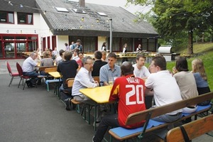  11 Zeit für Gespräche beim abendlichen Grillen • Time for discussion during the barbecue in the evening 