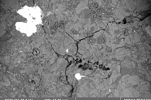  9	REM-Bilder der Probe mit Skarnerz nach der HVP-Behandlung bei 1,5&nbsp;kWh/t 