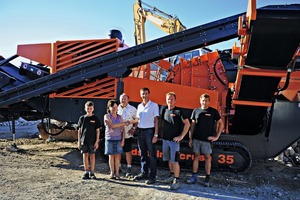  1 (From left to right): Brandhuber Dominik junior, Mrs and Mr Brandhuber senior, Robert Schmidt, Product Manager dsb innocrush as well as Thomas and Manfred Brandhuber 