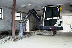  Der mit einem Diesel- und einem Elektromotor ausgestattete Minibagger TC16 Twin Drive hatte auf der Intermat Premiere als Serienmodell • Première of the TC16 Twin Drive mini excavator equipped with a diesel engine and an electric motor as standard type at the Intermat 