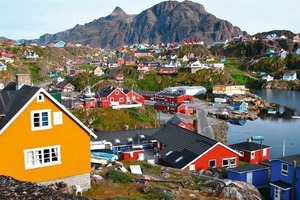  16 Sisimiut an der Westküste Grönlands ● Sisimiut on the west coast of Greenland  