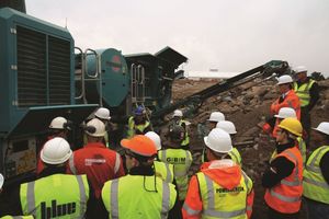  Besucher des Powerscreen Open Day 2013 am 3. und 4.&nbsp;Oktober 2013 in der Arden-Ziegelei unweit von Birmingham/Großbritannien  