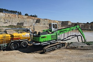  <div class="bildtext">2 With a progressing cavity pump, the viscous mass is pumped out of the basin and dumped directly into manure tanks. A SENNEBOGEN&nbsp;830 crawler material handler is used as the carrier and to drive the components</div> 