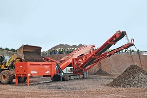  2	Im Basalt-Steinbruch Barrick Hill präsentierte Sandvik auch die Dreideck-Siebanlage QA451, die mit dem patentierten Doublescreen-Siebsystem arbeitet und eine hohe Produktionsleistung mit vier definierten Endkörnungen ermöglicht • At the Barrick Hill basalt quarry, Sandvik also demonstrated the QA451 Doublescreen which features the triple-deck Doublescreen system and produces four defined fractions at high production rates 