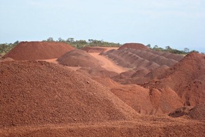  3	Ein Bagger bringt das Erz zur Brechanlage • An excavator conveys the ore to the crusher installation 