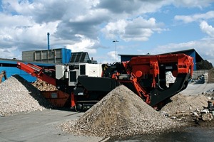  2	Testlauf der Sandvik Prallmühle QI&nbsp;240 beim Entsorgungs­unternehmen Harmuth • Test run of the Sandvik QI&nbsp;240 impact crusher at the waste management contractor Harmuth 