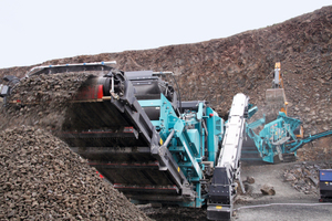  4 Der raupenmobile Powerscreen 1150 Maxtrak Kegelbrecher ist als Modell mit direkter Beschickung und als Modell mit Vorsieb erhältlich • The crawler-mobile Powerscreen 1150 Maxtrak cone crusher is available as a model with direct feed and as a model with preliminary screen 