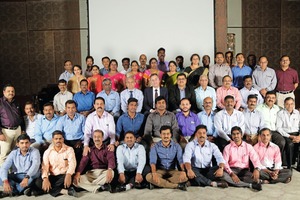  Das Team von AUMUND India mit Prasad Rao, Vorstandsmitglied von AUMUND, Andreas Klottka, Geschäftsführer der AUMUND Holding, Raju Gupta, Geschäftsführer von AUMUND India (3. Reihe, Mitte) • The AUMUND India team with Prasad Rao, AUMUND Board Member, Andreas Klottka, Managing Director AUMUND Holding, Raju Gupta, Managing Director AUMUND India (3rd row, in the middle) 