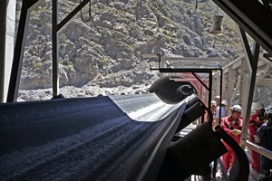  Förderbandanlage in der chilenischen Kupfererzmine Los Pelambres # Conveyor belt system in the Chilean Los Pelambres copper ore mine 