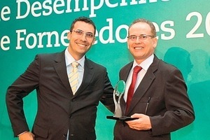  Gustavo Vaz (Purchasing Director of VALE, Minas Gerais, left side) presents the prize for best processing technology supplier to Oswaldo Delfim (Haver &amp; Boecker Latinoamericana) 