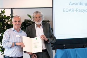  2 Übergabe des Anerkennungspreises zum EAQR-Award 2015 an die Fa. CDE Global (Irland); li. Peter Craven (CDE Global), re. Günter Gretzmacher (Vizepräsident/Vorstand EQAR) • Conferring the Recognition Prize of the EQAR Award 2015 on the company CDE Global (Ireland), left Peter Craven (CDE Global), right Günter Gretzmacher (Vicepräsident/Executive Board of EQAR) 