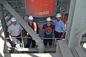  2 V.l.n.r.: Karlheinz Pribil (Vertriebsleiter Sandvik Bohrtechnik), Adolf Weinhappl, Andreas Mahler und Alois Raffelsberger (Vertriebsleiter Sandvik Aufbereitungstechnik) vor dem Sandvik Kegelbrecher CH440 # F.l.t.r.: Karlheinz Pribil (Sales Manager at Sandvik Bohrtechnik), Adolf Weinhappl, Andreas Mahler and Alois Raffelsberger (Sales Manager at Sandvik Aufbereitungstechnik) in front of the Sandvik CH440 cone crusher 