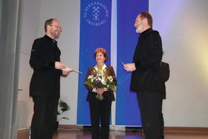  3 Überreichung der Ernennungsurkunde durch Prof. Dr. rer. nat. Michael Stelter (rechts) und Frau Erika Krüger an Prof. Dr. rer. nat. Michael Schlömann als Sprecher des BHMZ und Koordinator des Promotionskollegs • Presentation of the certificate of appointment by Prof. Dr rer. nat. Michael Stelter (right) and Mrs Erika Krüger to Prof. Dr. rer. nat. Michael Schlömann as spokesman of the BHMZ and coordinator of the post-graduate school 