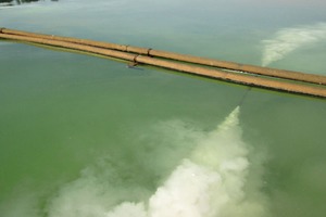  Six nozzle pairs in a horizontal arrangement inject the mixture of lime and water into the lake approximately 50 centimetres below the surface. Here, the GSD method uses the natural phases in the lake's circulation 