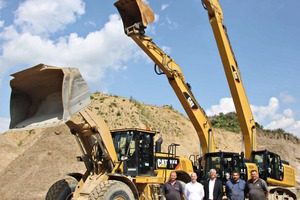  3&nbsp; Managing Director Torsten Ahlert (centre) and his machine operators like Jens Boock (left), Ingo Wagner (second from right) and Rudi Magmussen (right), together with Dirk Carstensen (second from left), Zeppelin sales executive from the Hamburg branch 