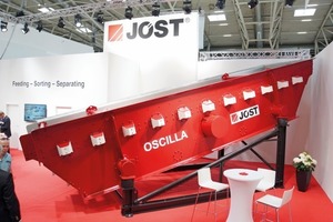  1 Das JÖST Spannwellensieb OSCILLA wurde erstmals auf der POWTECH 2013 präsentiert • JOEST’s OSCILLA flip-flow screen was first presented at POWTECH 2013  