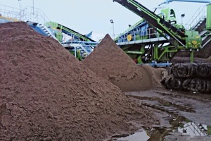  7	Der Sand wird nach der Entwässerung aufgehaldet • Stockpiling of the sand after dewatering 